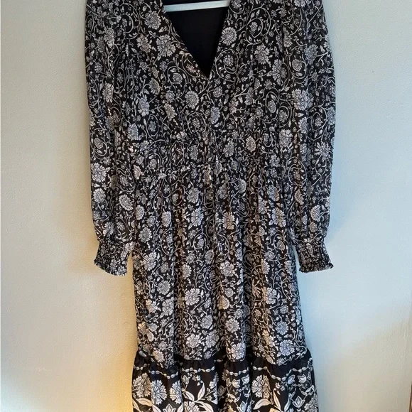 Old Navy Black and White Floral Long Sleeve V-Neck Dress - Picture 1 of 3